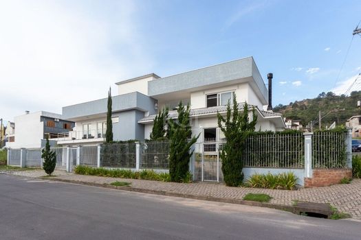 Foto 1 do(a) Casa de 4 quartos à venda em Guarujá, Porto Alegre