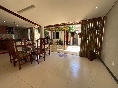 Foto 1 do(a) Casa de 8 quartos à venda em Cidade dos Funcionários, Fortaleza