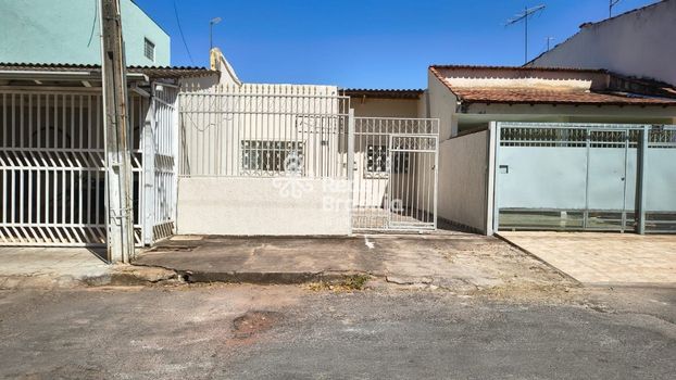 Foto 1 do(a) Casa de 3 quartos para alugar em Guará I, Brasília
