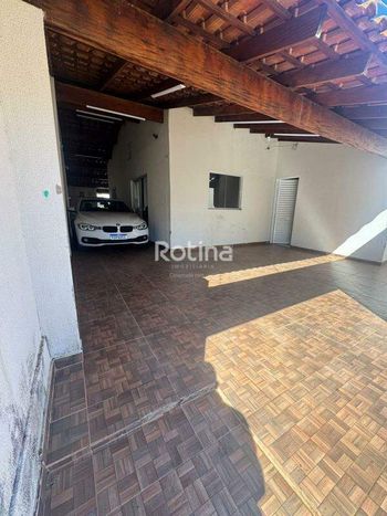 Foto 2 do(a) Casa de 3 quartos à venda em São Jorge, Uberlândia