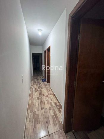 Foto 9 do(a) Casa de 3 quartos à venda em São Jorge, Uberlândia