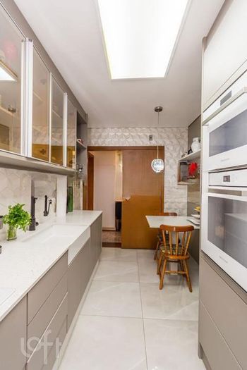 Foto 32 do(a) Apartamento de 3 quartos à venda em Vila Ipiranga, Porto Alegre