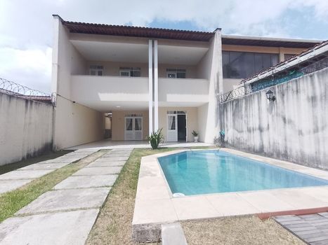 Foto 1 do(a) Casa de 5 quartos à venda em Sapiranga-Coité, Fortaleza