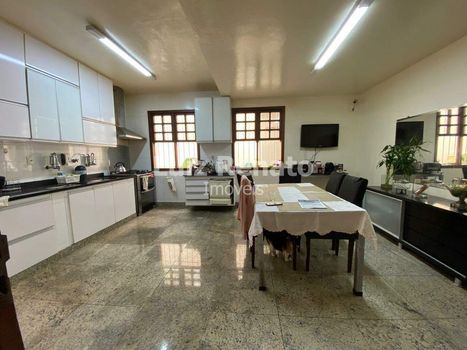 Foto 4 do(a) Casa de 4 quartos à venda em Belvedere, Belo Horizonte