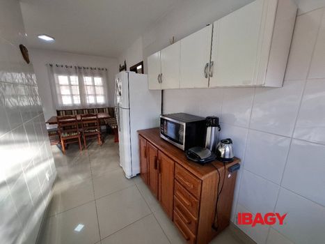 Foto 10 do(a) Casa de 3 quartos para alugar em Barra da Lagoa, Florianópolis