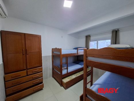 Foto 2 do(a) Casa de 3 quartos para alugar em Barra da Lagoa, Florianópolis