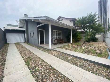 Foto 1 do(a) Casa de 3 quartos à venda em Praia dos Amores, Balneário Camboriú