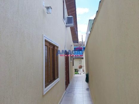 Foto 4 do(a) Casa de 4 quartos à venda em Jardim Terras de São João, Jacareí