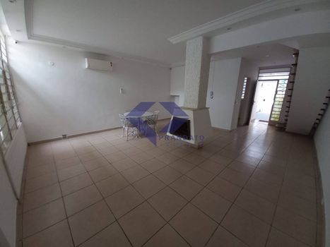Foto 3 do(a) Casa de 3 quartos à venda em Parque Colonial, São Paulo