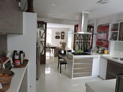 Foto 4 do(a) Casa de 5 quartos à venda em Praia dos Amores, Balneário Camboriú